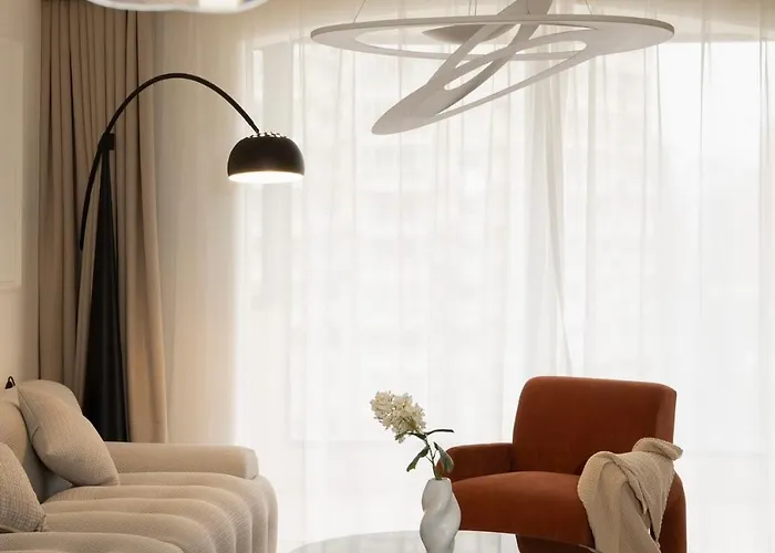 Eastern Hub - Bund Branch French Romantic Designer With City Views, Close To The Bund And Xintiandi, With Three Bedrooms And Floor-To-Ceiling Windows