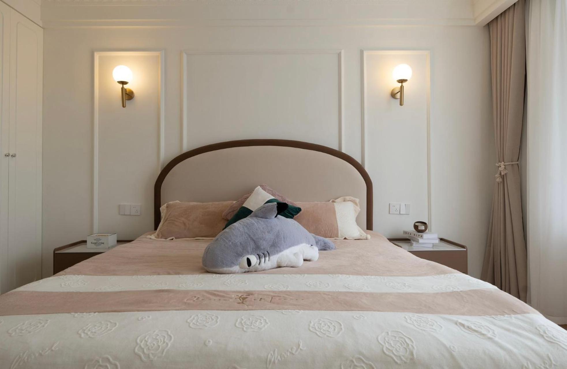 Eastern Hub - Bund Branch French Romantic Designer With Views, Close To The Bund And Xintiandi, With Three Bedrooms And Floor-to-ceiling Windows