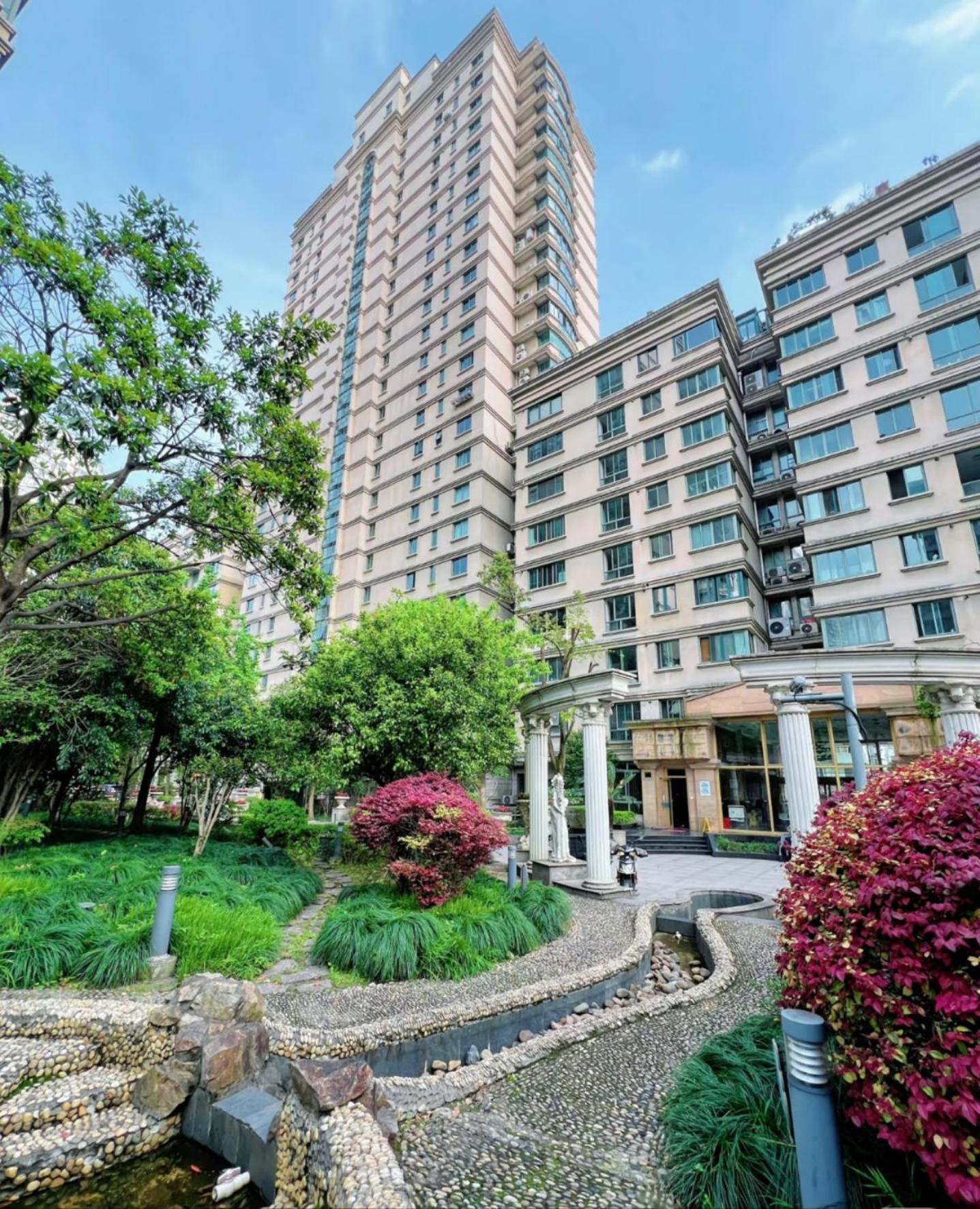 Apartment Eastern Hub - Bund Branch French Romantic Designer With Views, Close To The Bund And Xintiandi, With Three Bedrooms And Floor-to-ceiling Windows *